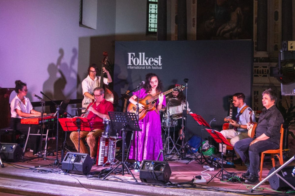 Si apre ufficialmente il bando per l’edizione 2026 di Folkest Showcase-Upbeat: la sezione di Folkest dedicata agli artisti emergenti internazionali