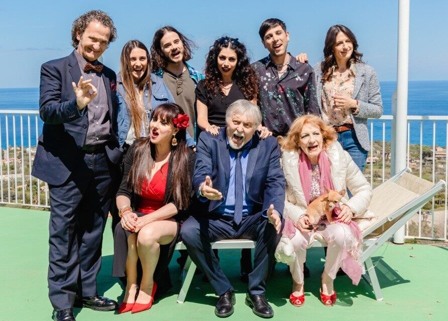 L’attrice triestina Anita Kravos in “Due famiglie, un funerale”: dal 13 novembre al cinema, una commedia da “morire” dal ridere