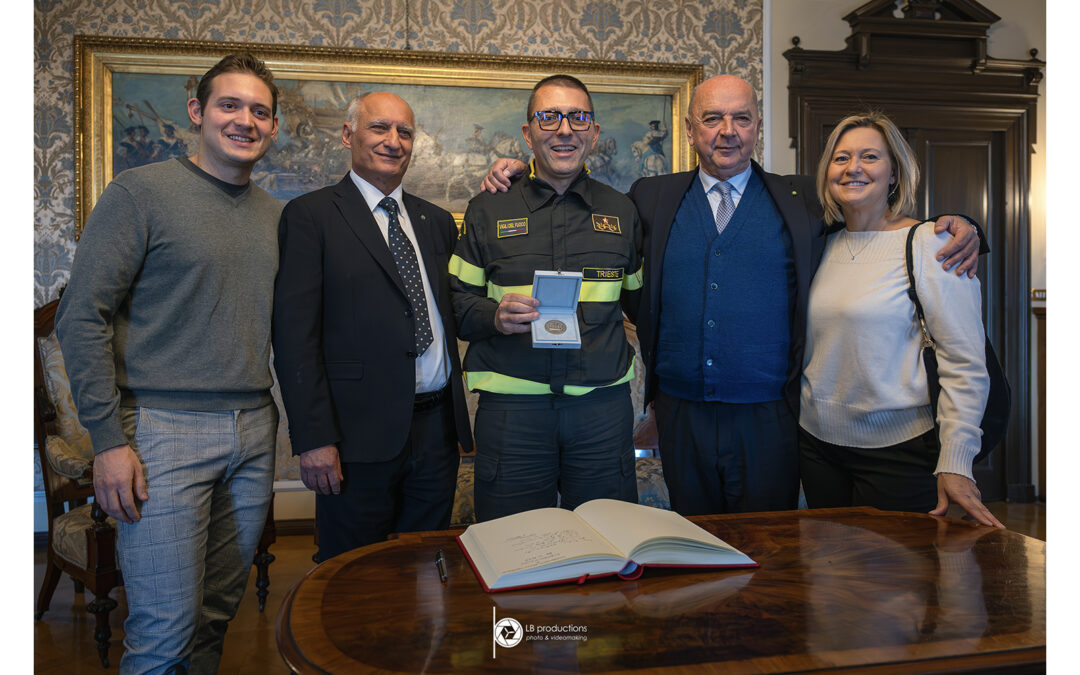 IL SINDACO HA CONFERITO IL SIGILLO TRECENTESCO DELLA CITTÀ DI TRIESTE AL COMANDANTE DEI VIGILI DEL FUOCO DI TRIESTE, ALBERTO MAIOLO