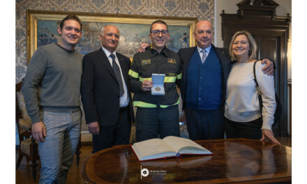 IL SINDACO HA CONFERITO IL SIGILLO TRECENTESCO DELLA CITTÀ DI TRIESTE AL COMANDANTE DEI VIGILI DEL FUOCO DI TRIESTE, ALBERTO MAIOLO