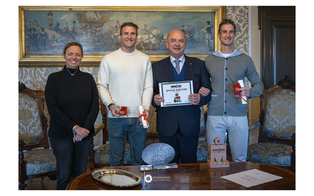 IL SINDACO E L’ASSESSORE ALLO SPORT HANNO CONFERITO UN RICONOSCIMENTO AI TRIATLETI ANDREA E MORENO MAURI