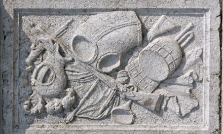 “IL MICROMONDO DEL CARSO: FORME E COLORI NASCOSTI NELLE ROCCE”: DAL 22 NOVEMBRE 2025 ALL’11 GENNAIO 2026 MOSTRA FOTOGRAFICA NELLA SALA SBISÀ DEL MAGAZZINO 26