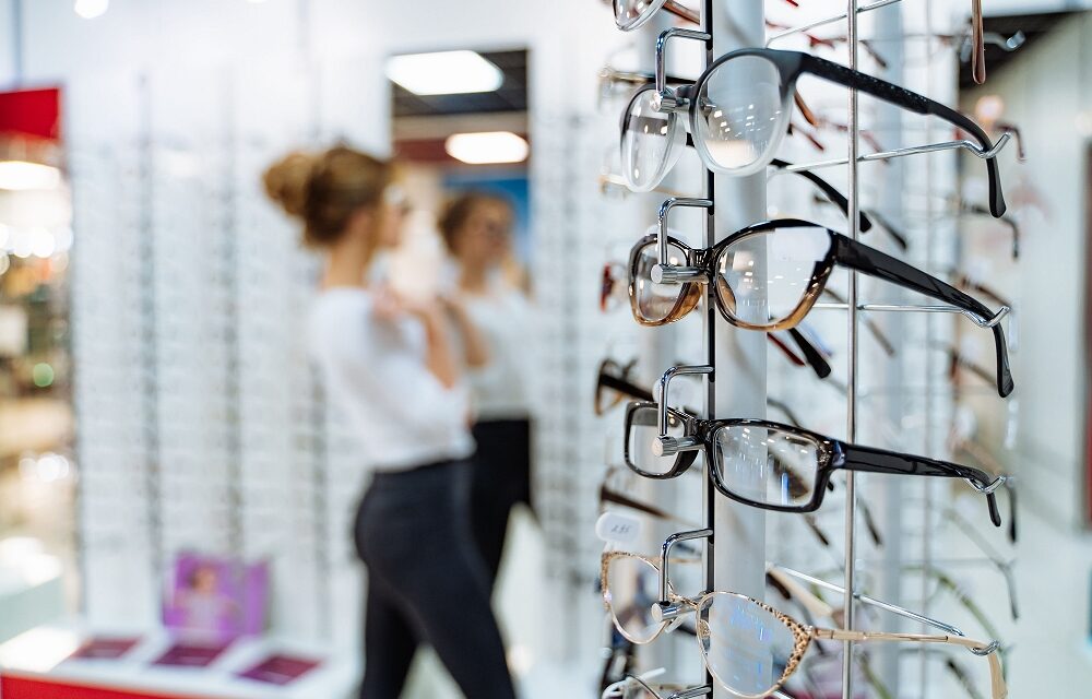 L’importanza di una corretta montatura degli occhiali per migliorare la visione, avere maggior protezione e valorizzare la persona