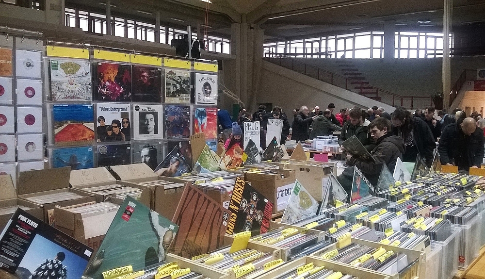 DOMENICA 23 NOVEMBRE DALLE 10 ALLE 19 RITORNA AL PALAZZETTO DI CHIARBOLA “LA MOSTRA MERCATO DEL DISCO, CD & DVD USATO E DA COLLEZIONE”