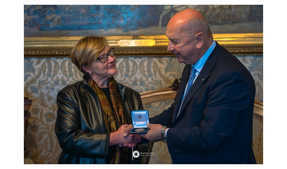 IL SINDACO DI TRIESTE ROBERTO DIPIAZZA HA CONFERITO LA MEDAGLIA BRONZEA ALLA RADIO TRST A E ALLA SLOVENSKA TELEVIZIJA DELLA SEDE RAI PER IL FRIULI VENEZIA GIULIA