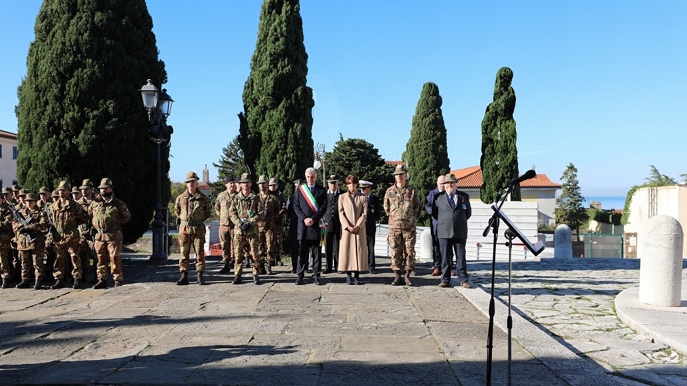 “SETTIMANA DEL CAPPELLO ALPINO”: ALZABANDIERA E CERIMONIA DI BENVENUTO AGLI ALPINI SUL COLLE DI SAN GIUSTO