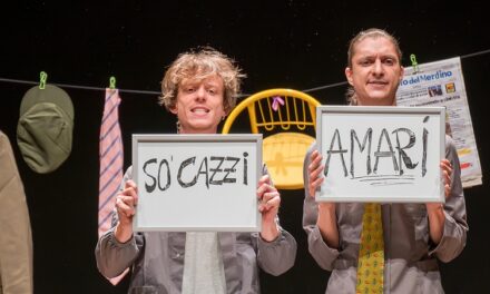 “LA SPARANOIA” DI E CON NICCOLÒ FETTARAPPA E LORENZO GUERRIERI PRIMO APPUNTAMENTO DELLA SEZIONE “NUOVE SCRITTURE” DELLA PROGRAMMAZIONE DI PROSA 2025/2026 DEL TEATRO VERDI DI PORDENONE