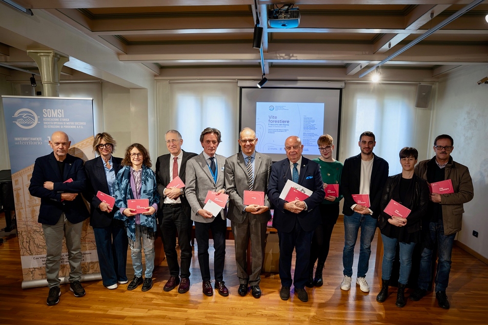 PRESENTATA A PORDENONE LA GUIDA “VITE FORESTIERE – IL TACCUINO DEL RITORNO”: ITINERARI ED EMOZIONI PER RACCONTARE IL FVG AGLI ITALODISCENDENTI NEL MONDO