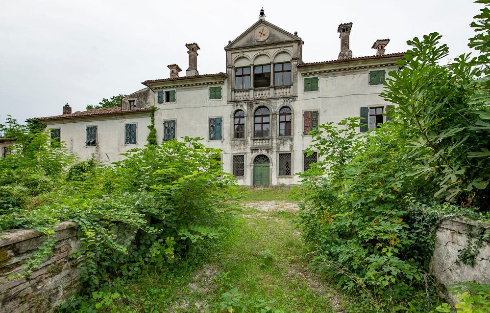 VILLA ANTONINI BELGRADO IN ABBANDONO: L’ASSOCIAZIONE CERVIGNANO NOSTRA LANCIA UN FORTE APPELLO AL CELERE AVVIO DI UN INTERVENTO DI RESTAURO FINANZIATO DAL 2021
