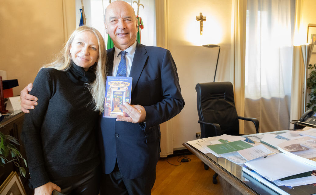 IL SINDACO HA RICEVUTO IN DONO UNA COPIA DEL LIBRO SUI 100 ANNI DELL’OSTERIA DA MARINO DI CUI HA SCRITTO LA PREFAZIONE