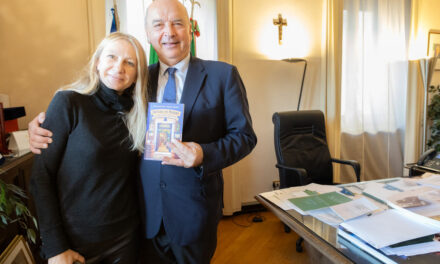 IL SINDACO HA RICEVUTO IN DONO UNA COPIA DEL LIBRO SUI 100 ANNI DELL’OSTERIA DA MARINO DI CUI HA SCRITTO LA PREFAZIONE