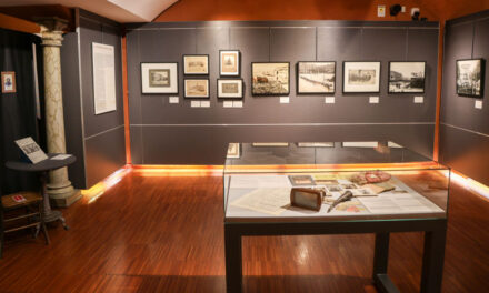 A PALAZZO GOPCEVICH LA MOSTRA FOTOGRAFICA CHE RACCONTA LA VITA DI PIAZZA UNITÀ DALL’OTTOCENTO A OGGI: “LA FOTOTECA IN PIAZZA. SCATTI DI STORIA E STORIE”