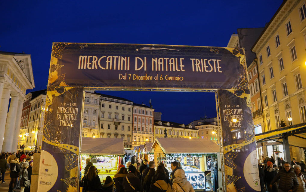 INAUGURATO IN PIAZZA DELLA BORSA DAL SINDACO DIPIAZZA E DAL VICESINDACO TONEL IL MERCATINO DI NATALE A TRIESTE CHE SARÀ ALLESTITO FINO AL 6 GENNAIO 2026