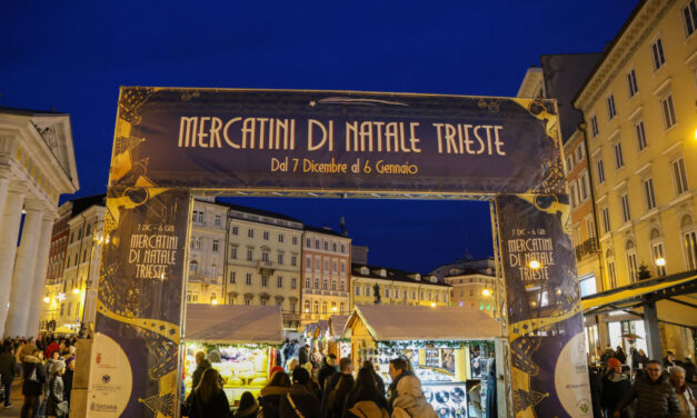 INAUGURATO IN PIAZZA DELLA BORSA DAL SINDACO DIPIAZZA E DAL VICESINDACO TONEL IL MERCATINO DI NATALE A TRIESTE CHE SARÀ ALLESTITO FINO AL 6 GENNAIO 2026