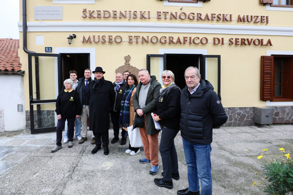 IL SINDACO DIPIAZZA HA CONFERITO UN PICCOLO RICONOSCIMENTO AL MUSEO ETNOGRAFICO DI SERVOLA