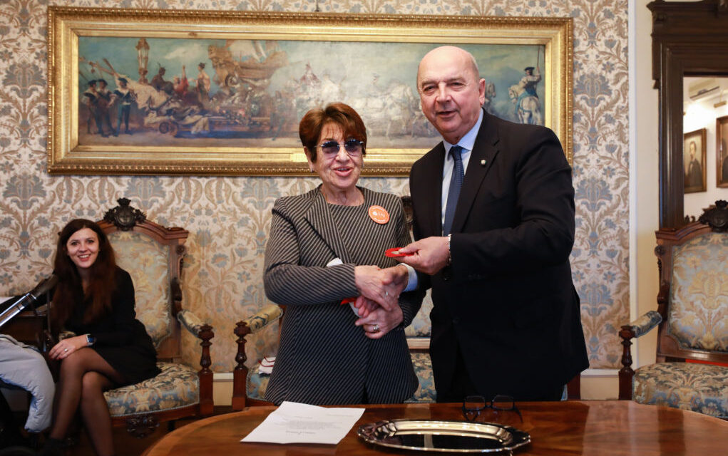 IL SINDACO ROBERTO DIPIAZZA HA CONFERITO LA MEDAGLIA BRONZEA ALLA PROFESSORESSA MIRELLA PIPANI NEL VENTESIMO ANNIVERSARIO DELLE GIORNATE FAI PER LE SCUOLE
