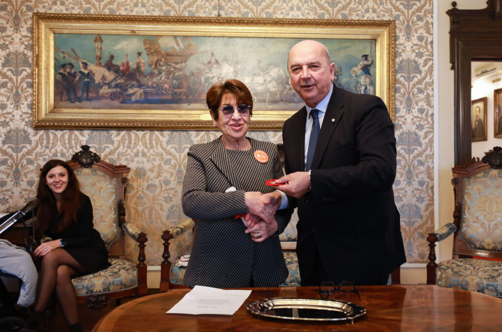 IL SINDACO ROBERTO DIPIAZZA HA CONFERITO LA MEDAGLIA BRONZEA ALLA PROFESSORESSA MIRELLA PIPANI NEL VENTESIMO ANNIVERSARIO DELLE GIORNATE FAI PER LE SCUOLE