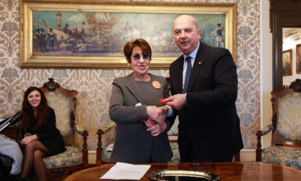 IL SINDACO ROBERTO DIPIAZZA HA CONFERITO LA MEDAGLIA BRONZEA ALLA PROFESSORESSA MIRELLA PIPANI NEL VENTESIMO ANNIVERSARIO DELLE GIORNATE FAI PER LE SCUOLE