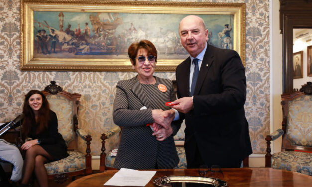 IL SINDACO ROBERTO DIPIAZZA HA CONFERITO LA MEDAGLIA BRONZEA ALLA PROFESSORESSA MIRELLA PIPANI NEL VENTESIMO ANNIVERSARIO DELLE GIORNATE FAI PER LE SCUOLE