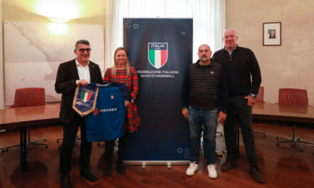PRESENTATO LO STAGE DELLA NAZIONALE ITALIANA DI PALLAMANO E LA PARTITA ITALIA-ROMANIA IN PROGRAMMA IL 6 GENNAIO 2026