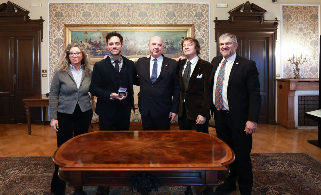 LA MEDAGLIA BRONZEA A RAMIN KARIMLOO, STELLA DEL FANTASMA DELL’OPERA E AMBASCIATORE DI TRIESTE NEL MONDO