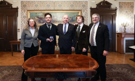 LA MEDAGLIA BRONZEA A RAMIN KARIMLOO, STELLA DEL FANTASMA DELL’OPERA E AMBASCIATORE DI TRIESTE NEL MONDO