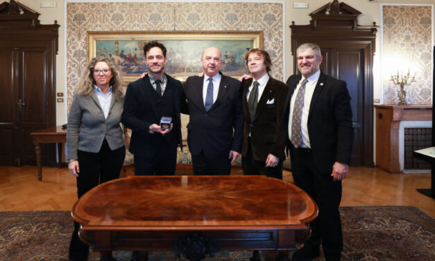 LA MEDAGLIA BRONZEA A RAMIN KARIMLOO, STELLA DEL FANTASMA DELL’OPERA E AMBASCIATORE DI TRIESTE NEL MONDO