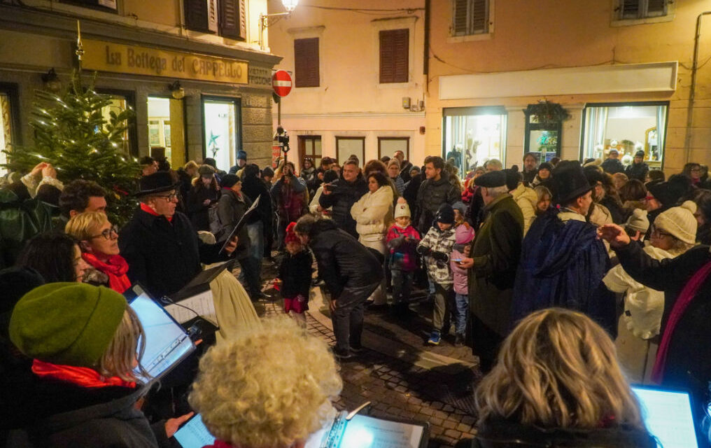A CHRISTMAS CAROL: GRANDI EMOZIONI ALLA PASSEGGIATA NATALIZIA DI CONFCOMMERCIO GORIZIA E ARTISTIASSOCIATI LUNGO VIA RASTELLO