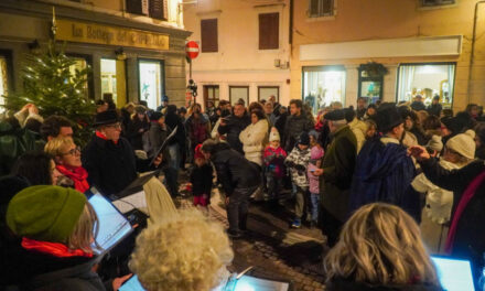 A CHRISTMAS CAROL: GRANDI EMOZIONI ALLA PASSEGGIATA NATALIZIA DI CONFCOMMERCIO GORIZIA E ARTISTIASSOCIATI LUNGO VIA RASTELLO