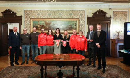 IL COMUNE DI TRIESTE HA PREMIATO LA SQUADRA FEMMINILE DI TUFFI DELLA TRIESTINA NUOTO, VINCITRICE DEI CAMPIONATI DI SOCIETÀ 2025 DELLA FIN