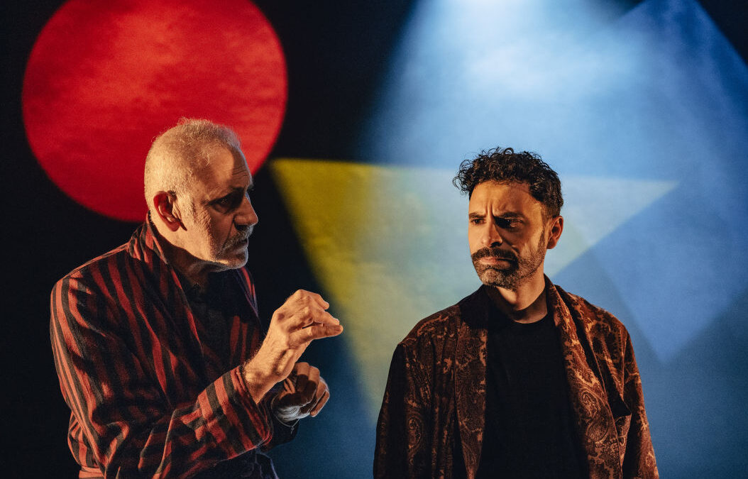 STORIA, DRAMMATURGIA E DIALOGO CON GLI ARTISTI: PAOLO QUAZZOLO IL PERCORSO DI UNO STUDIOSO CHE HA FATTO DEL TEATRO UN LUOGO VIVO DI CONFRONTO TRA RICERCA ACCADEMICA, SPAZIO SCENICO E PUBBLICO