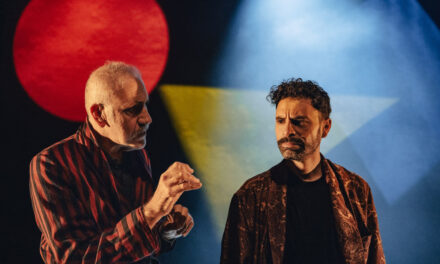 STORIA, DRAMMATURGIA E DIALOGO CON GLI ARTISTI: PAOLO QUAZZOLO IL PERCORSO DI UNO STUDIOSO CHE HA FATTO DEL TEATRO UN LUOGO VIVO DI CONFRONTO TRA RICERCA ACCADEMICA, SPAZIO SCENICO E PUBBLICO