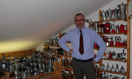 All’Hotel Savoia Excelsior, 2° appuntamento dei “Cenacoli del Caffè” 2025-2026, con il collezionista e “Moka Expert” Lucio Del Piccolo