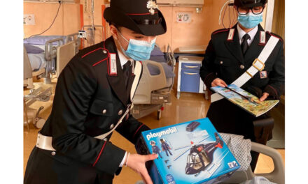 I Carabinieri consegnano alcuni doni ai bambini ricoverati al “Burlo Garofolo”