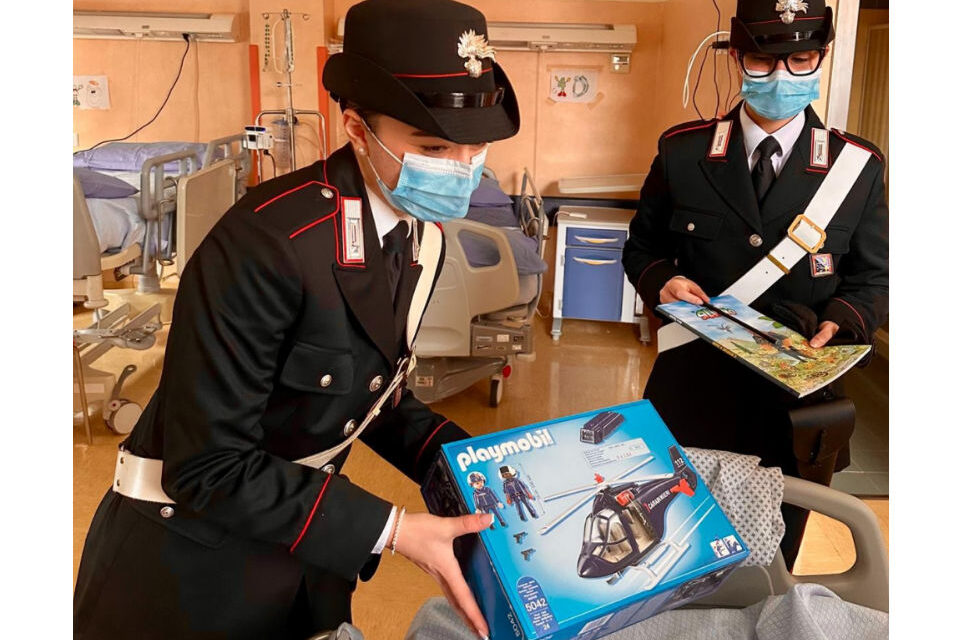 I Carabinieri consegnano alcuni doni ai bambini ricoverati al “Burlo Garofolo”