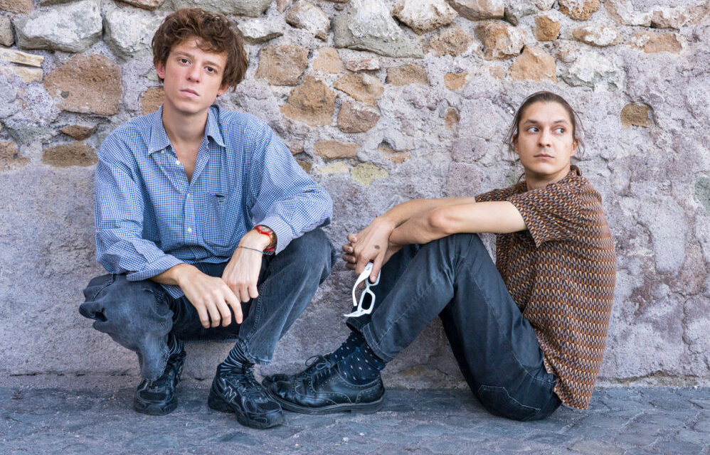 INNESTI-CONNESSIONI TEATRALI AFFATTO PREVEDIBILI: “SCEMI DEL VILLAGGIO” CON FATTARAPPA/GUERRIERI ALLA SALA BERGAMAS A GRADISCA