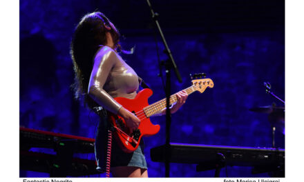 Alla galleria d’arte contemporanea  EContemporary la presentazione del calendario e mostra fotografica ROCK E/E’ DONNA a cura dell’Associazione Fotografaredonna-aps