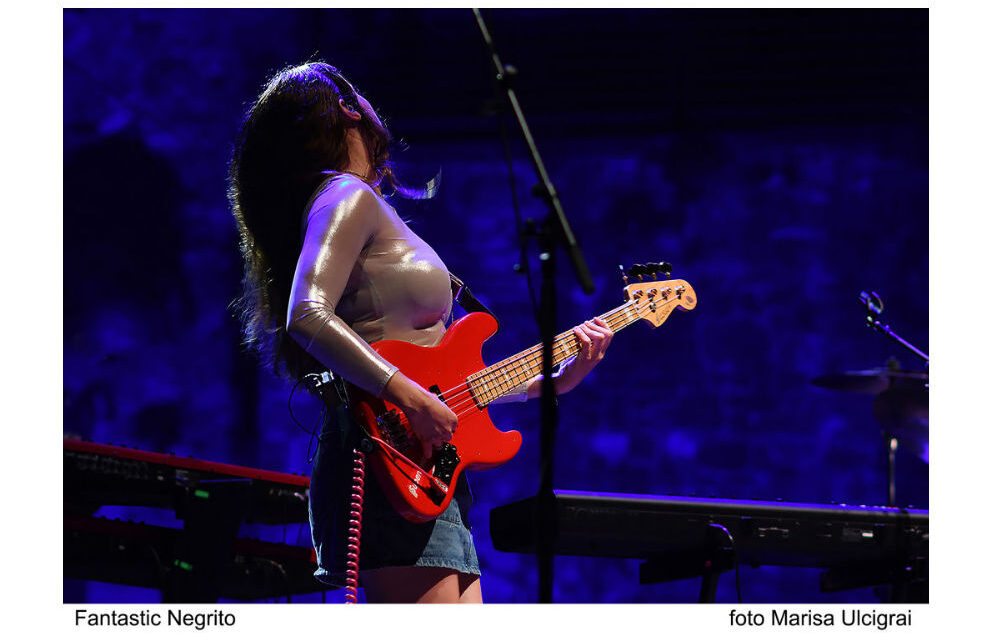 Alla galleria d’arte contemporanea  EContemporary la presentazione del calendario e mostra fotografica ROCK E/E’ DONNA a cura dell’Associazione Fotografaredonna-aps