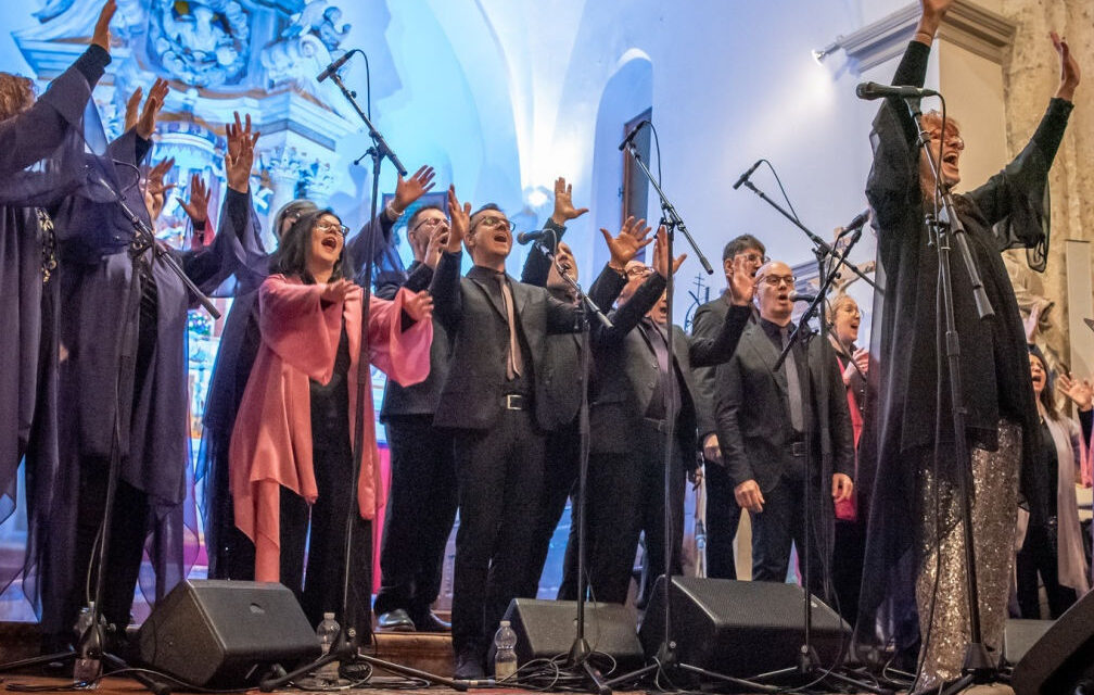 UN NATALE CON L’ENERGIA DEL GOSPEL AMERICANO: A TAVAGNACCO LA VOCE DI TRINI LOPEZ MASSIE