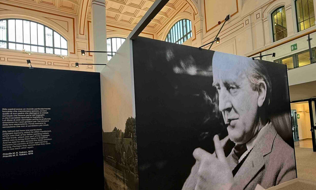 “TOLKIEN. UOMO, PROFESSORE, AUTORE”: VISITE GUIDATE GRATUITE E NUOVO CALENDARIO FINO ALL’11 GENNAIO 2026