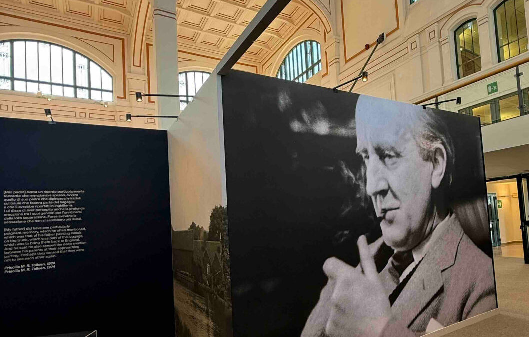 “TOLKIEN. UOMO, PROFESSORE, AUTORE”: VISITE GUIDATE GRATUITE E NUOVO CALENDARIO FINO ALL’11 GENNAIO 2026