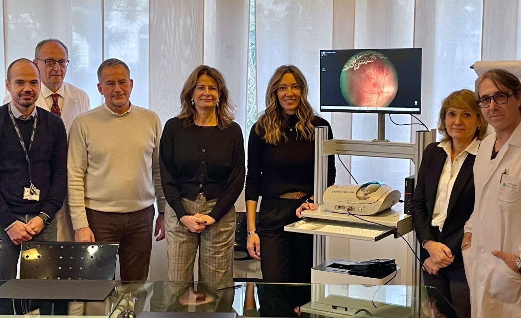 ABC BAMBINI CHIRURGICI CONSEGNA ALL’IRCCS BURLO GAROFOLO DI TRIESTE UN MACCHINARIO ALL’AVANGUARDIA PER LA DIAGNOSI E IL TRATTAMENTO DELLA RETINOPATIA DEL PREMATURO (ROP), UNA DELLE PRINCIPALI CAUSE DI CECITÀ INFANTILE. LA DONAZIONE È STATA RESA POSSIBILE GRAZIE AL SOSTEGNO DI BARILLA GROUP