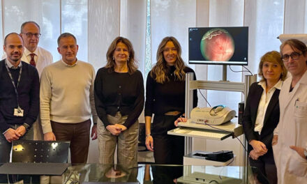 ABC BAMBINI CHIRURGICI CONSEGNA ALL’IRCCS BURLO GAROFOLO DI TRIESTE UN MACCHINARIO ALL’AVANGUARDIA PER LA DIAGNOSI E IL TRATTAMENTO DELLA RETINOPATIA DEL PREMATURO (ROP), UNA DELLE PRINCIPALI CAUSE DI CECITÀ INFANTILE. LA DONAZIONE È STATA RESA POSSIBILE GRAZIE AL SOSTEGNO DI BARILLA GROUP