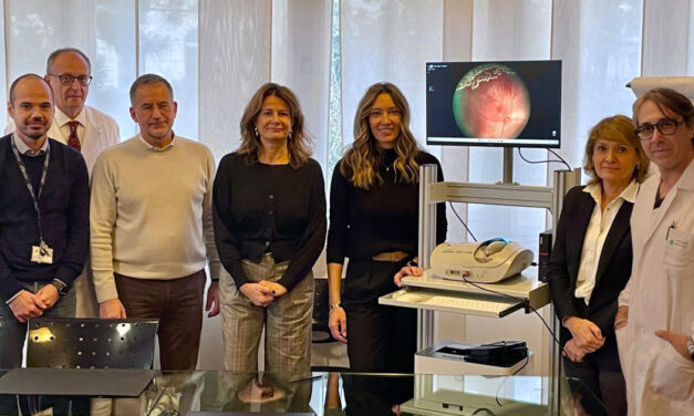 ABC BAMBINI CHIRURGICI CONSEGNA ALL’IRCCS BURLO GAROFOLO DI TRIESTE UN MACCHINARIO ALL’AVANGUARDIA PER LA DIAGNOSI E IL TRATTAMENTO DELLA RETINOPATIA DEL PREMATURO (ROP), UNA DELLE PRINCIPALI CAUSE DI CECITÀ INFANTILE. LA DONAZIONE È STATA RESA POSSIBILE GRAZIE AL SOSTEGNO DI BARILLA GROUP