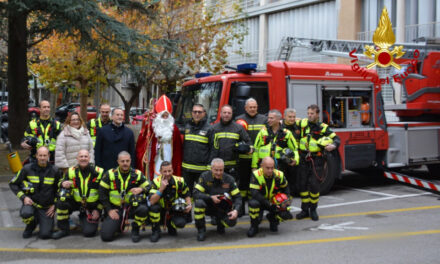 I VIGILI DEL FUOCO AIUTANO SAN NICOLO’ A FARE VISITA AI PICCOLI PAZIENTI DELL’OSPEDALE PEDIATRICO