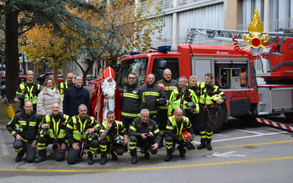 I VIGILI DEL FUOCO AIUTANO SAN NICOLO’ A FARE VISITA AI PICCOLI PAZIENTI DELL’OSPEDALE PEDIATRICO