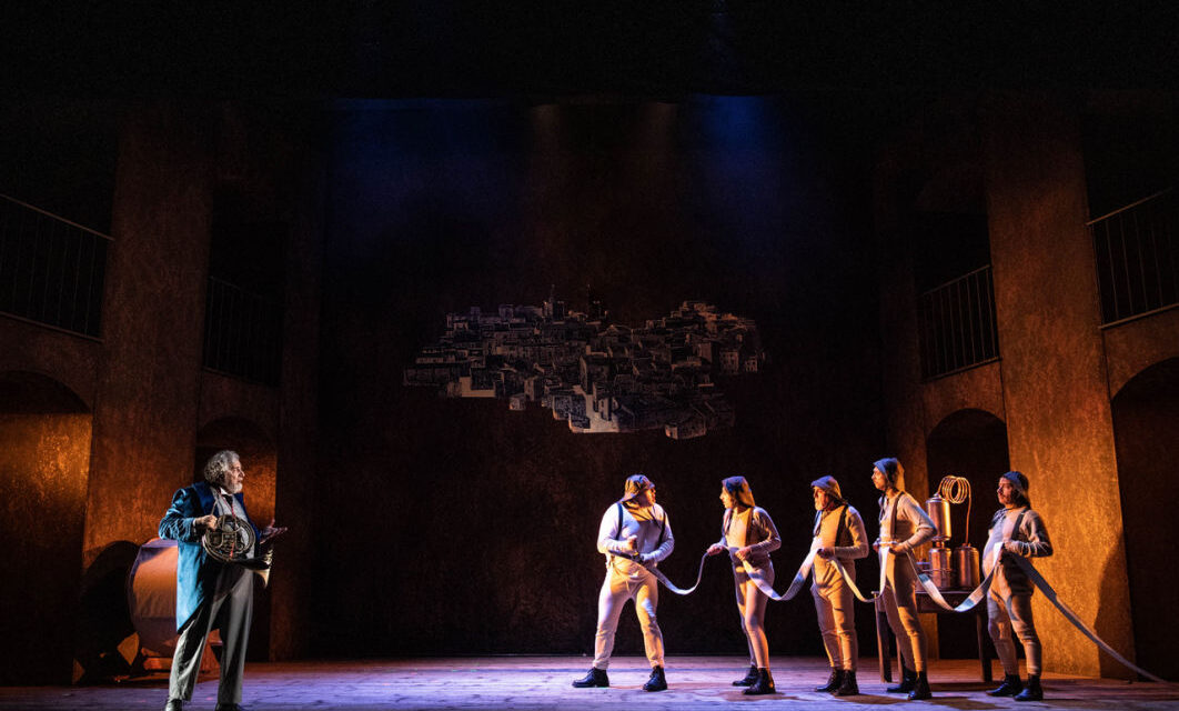 AL “IL ROSSETTI ” “IL BIRRAIO DI PRESTON”: DIPASQUALE ORCHESTRA IL CAOS CAMILLERIANO CON LUCIDITÀ SCENICA E UN CAST D’ECCEZIONE