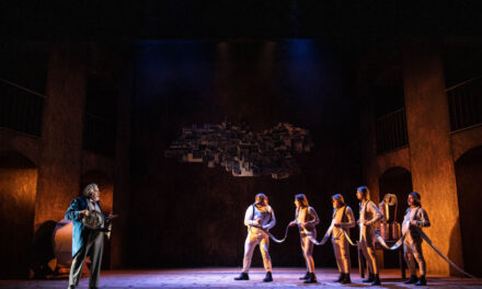 AL “IL ROSSETTI ” “IL BIRRAIO DI PRESTON”: DIPASQUALE ORCHESTRA IL CAOS CAMILLERIANO CON LUCIDITÀ SCENICA E UN CAST D’ECCEZIONE