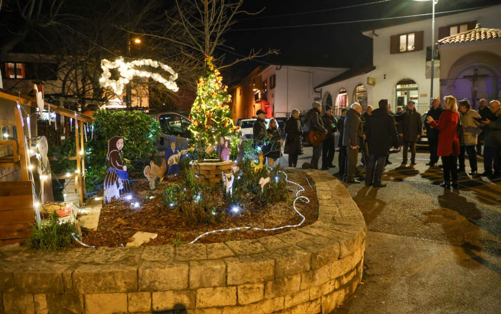 OPICINA: INAUGURATO L’ALBERO DI NATALE IN PIAZZALE MONTE RE E ACCESE LE LUCI DEL PRESEPE IN VIA DI PROSECCO