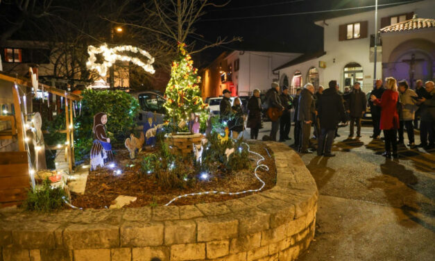 OPICINA: INAUGURATO L’ALBERO DI NATALE IN PIAZZALE MONTE RE E ACCESE LE LUCI DEL PRESEPE IN VIA DI PROSECCO